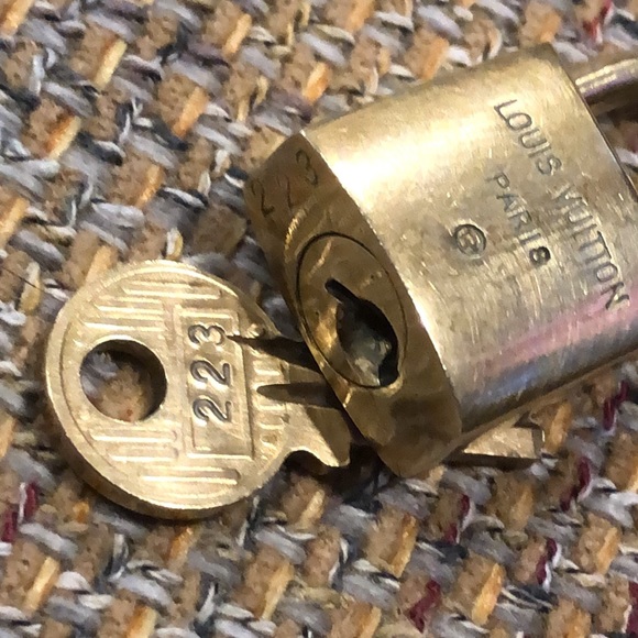 Vintage LV Louis Vuitton Padlock Lock & Key 223 - Picture 9 of 10